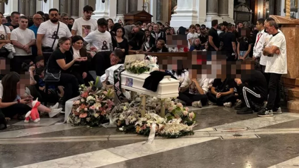 Palermo, funerali di Alessia La Rosa: maglia rosanero sulla bara e lo striscione ‘Addio guerriera’ - ANSA