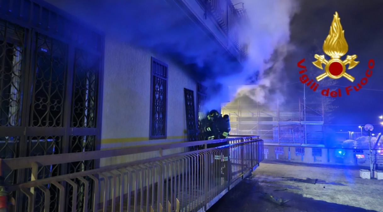 Incendio in una palazzina di Catania: evacuate e salvate due persone in via San Gregorio - 
