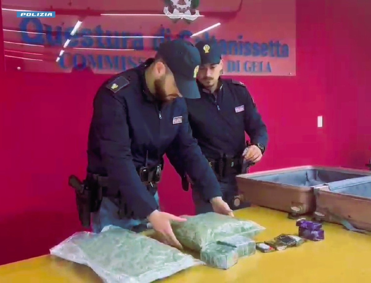 Gela, arrestato 25enne: sequestrati 3,5 kg di stupefacenti in un garage del centro storico - Credit Foto Questura di Caltanissetta