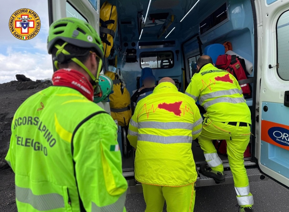 Escursione ai Crateri Silvestri: 67enne spagnola soccorsa dopo una caduta sull'Etna