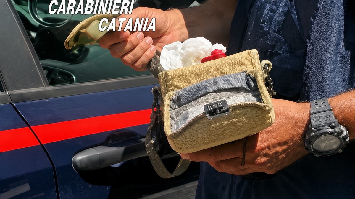Catania, arrestato pusher 21enne a San Cristoforo: sequestrati hashish, marijuana e 1.500 euro - 