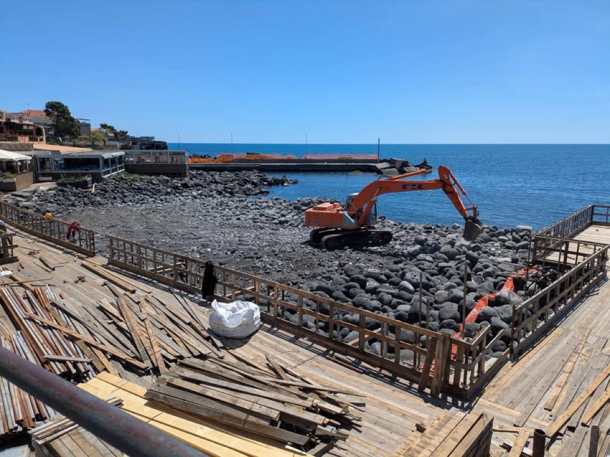 Ciclone porta le ruspe a San Giovanni Li Cuti: la spiaggia potrebbe tornare a oltre un chilometro - Credit foto Lungomare Liberato