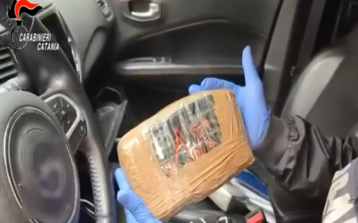 Catania, arrestato 36enne con oltre 2,2 kg di cocaina nascosta sotto il sedile - 