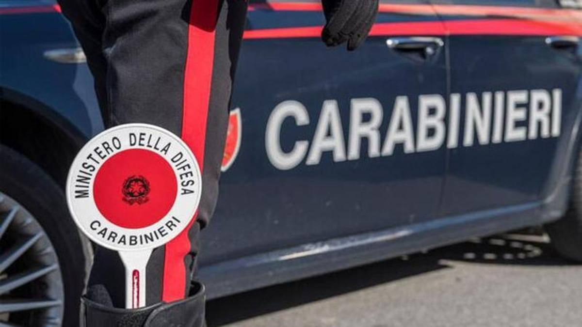 Acireale: 19enne sperona i carabinieri, lancia droga e viene arrestato - 