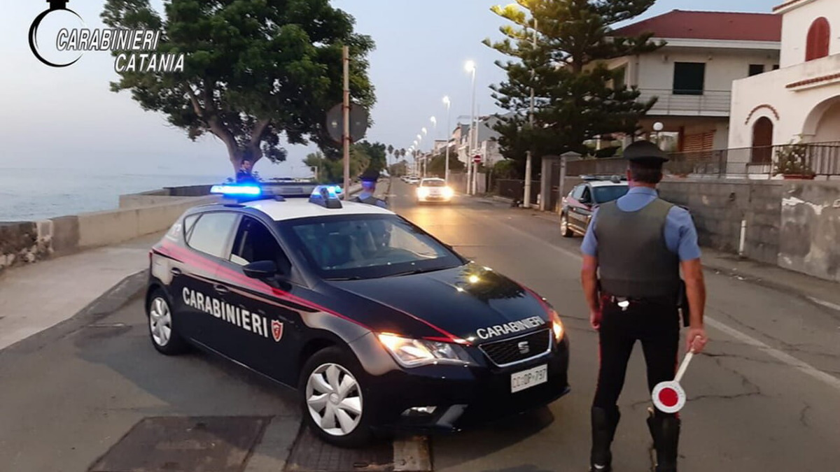 Inseguimento notturno a Giarre: fermati due giovani su scooter con coltello e arnesi da scasso - 