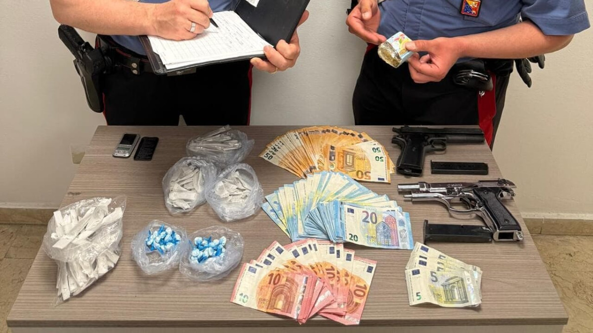 Blitz dei carabinieri allo Zen: arrestato 33enne con droga e contanti, trovate pistole e allacci abusivi - 