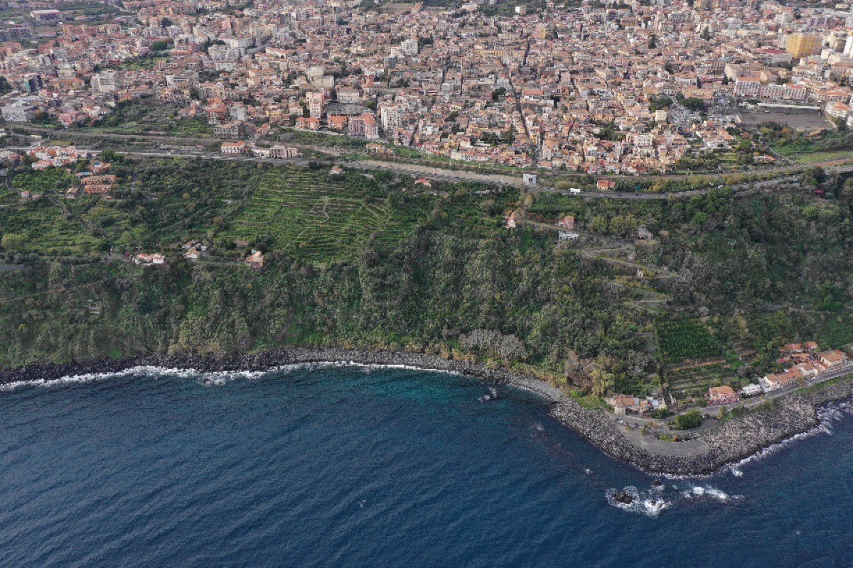 Trentenne precipita dalla riserva della Timpa: trovata da turisti, indagini in corso - 