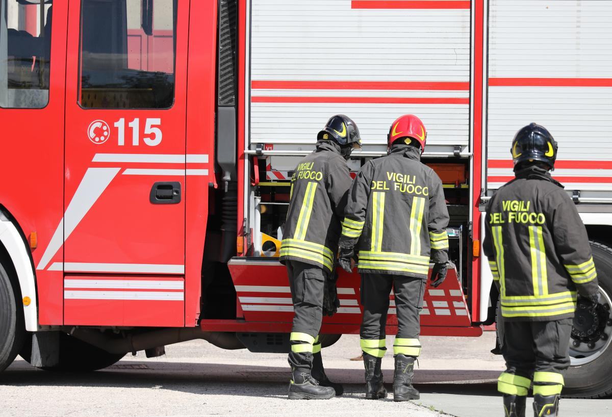 Incendio ad Acireale: Smart in fiamme blocca la provinciale per Santa Tecla - 