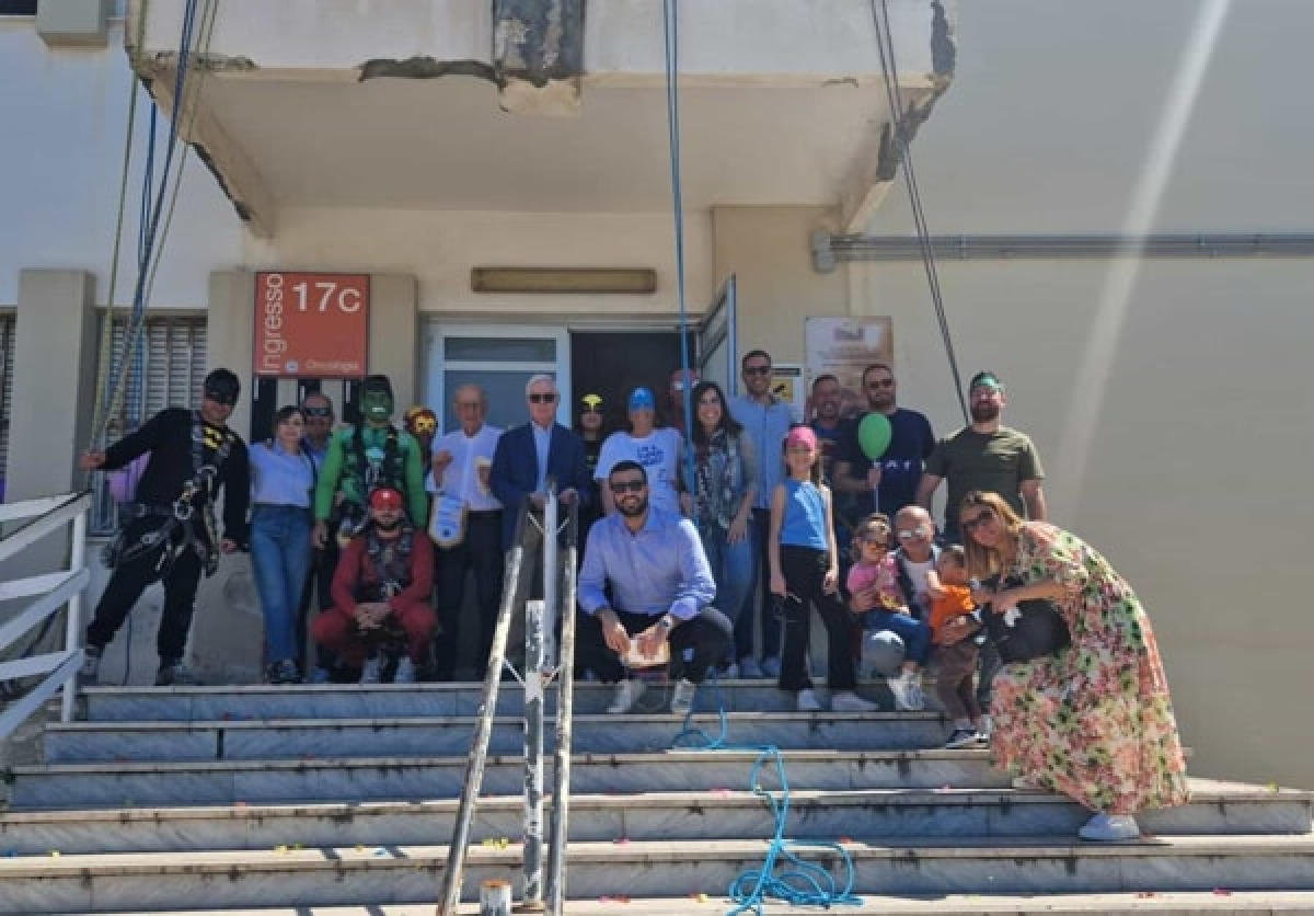 Supereroi calano dal tetto del Civico: sorpresa ai bambini dell'Oncoematologia pediatrica di Palermo - 