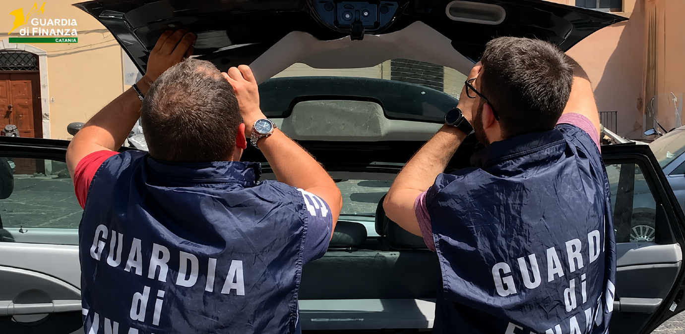 VIDEO - Catania, arrestato corriere con oltre 2 kg di droga: cocaina nascosta nel bagagliaio e stupefacenti in casa - 