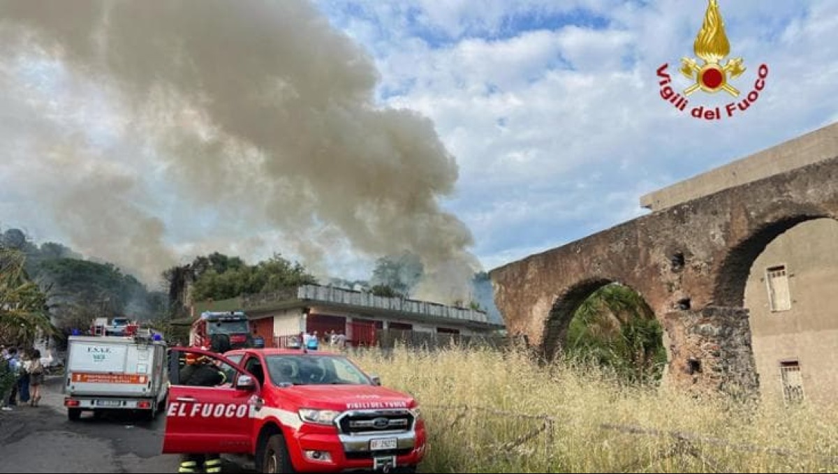 Incendio sopra Canalicchio a Catania: fiamme lambiscono Villa Papale e abitazioni di Sant'Agata - Credit Foto Vigili del Fuoco
