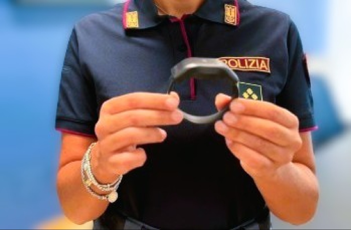 Caltanissetta: recide il braccialetto elettronico perché «gli dava fastidio», arrestato 50enne - Credit Foto Questura di Caltanissetta