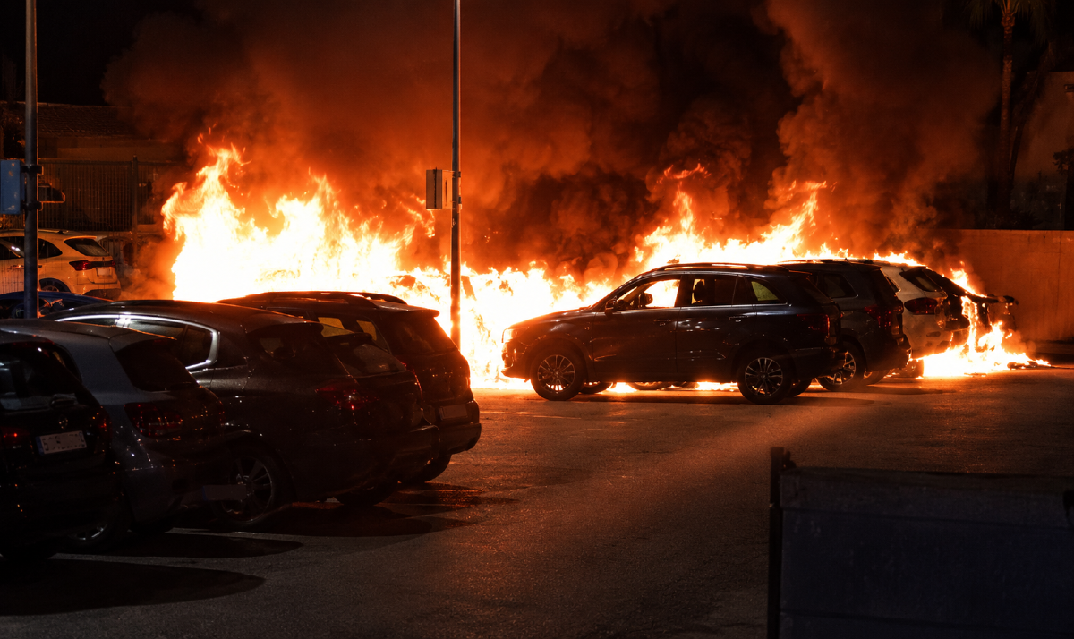 Villagrazia di Carini: incendio distrugge una decina di auto allo showroom di Sicily by Car - 