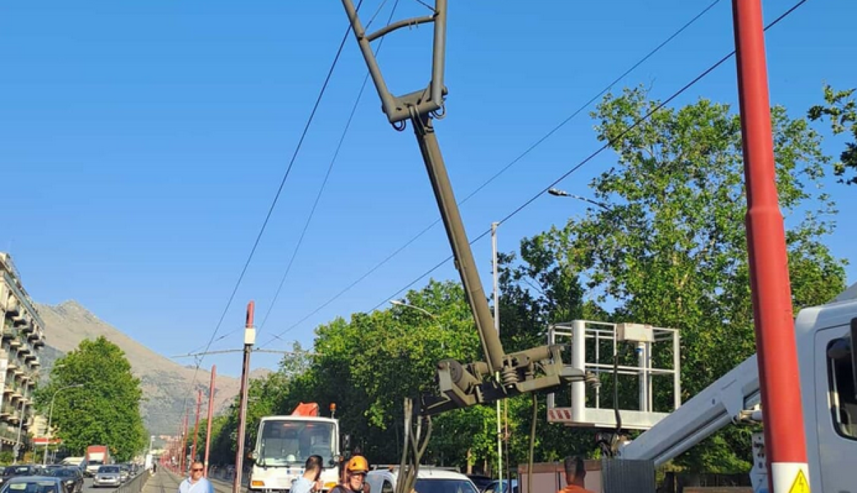 Palermo: camion con gru danneggia i cavi del tram in via Beato Angelico, sospese le linee 2, 3 e 4 - 