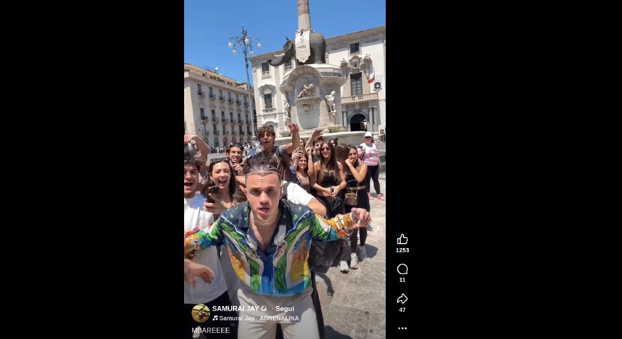 Samurai Jay a Catania: canta Gasolina con ragazzi sotto il Liotro per promuovere il nuovo album - Credit Foto SAMURAI JAY
