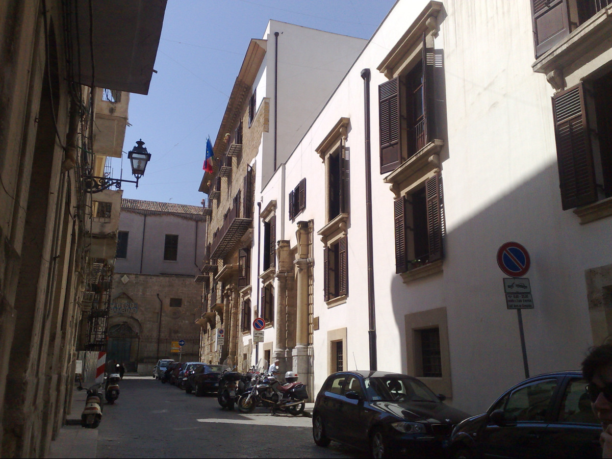 Crollano calcinacci da Palazzo Palagonia in via Alloro: due vigilantes sfiorati sul set di 'Young Sherlock' - 