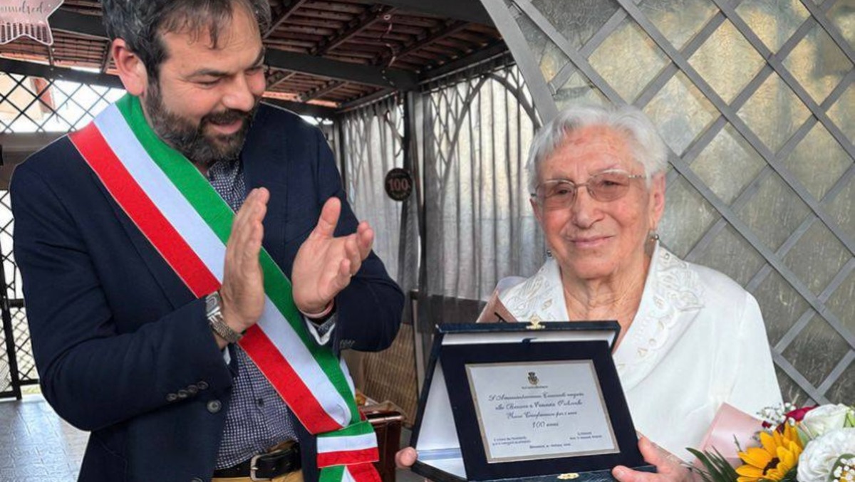 Mascalucia celebra i 100 anni di Nunzia Orlando: il sindaco conferma la partecipazione, l'assessore consegna la targa - Credit Foto Vincenzo Magra Sindaco Mascalucia