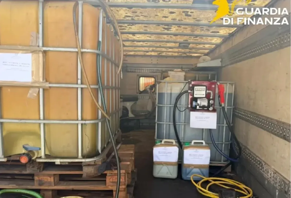 Ragusa: sequestrati 2.500 litri di gasolio agricolo in una carrozzeria di Vittoria, un denunciato - Credit Foto Guardia di Finanza