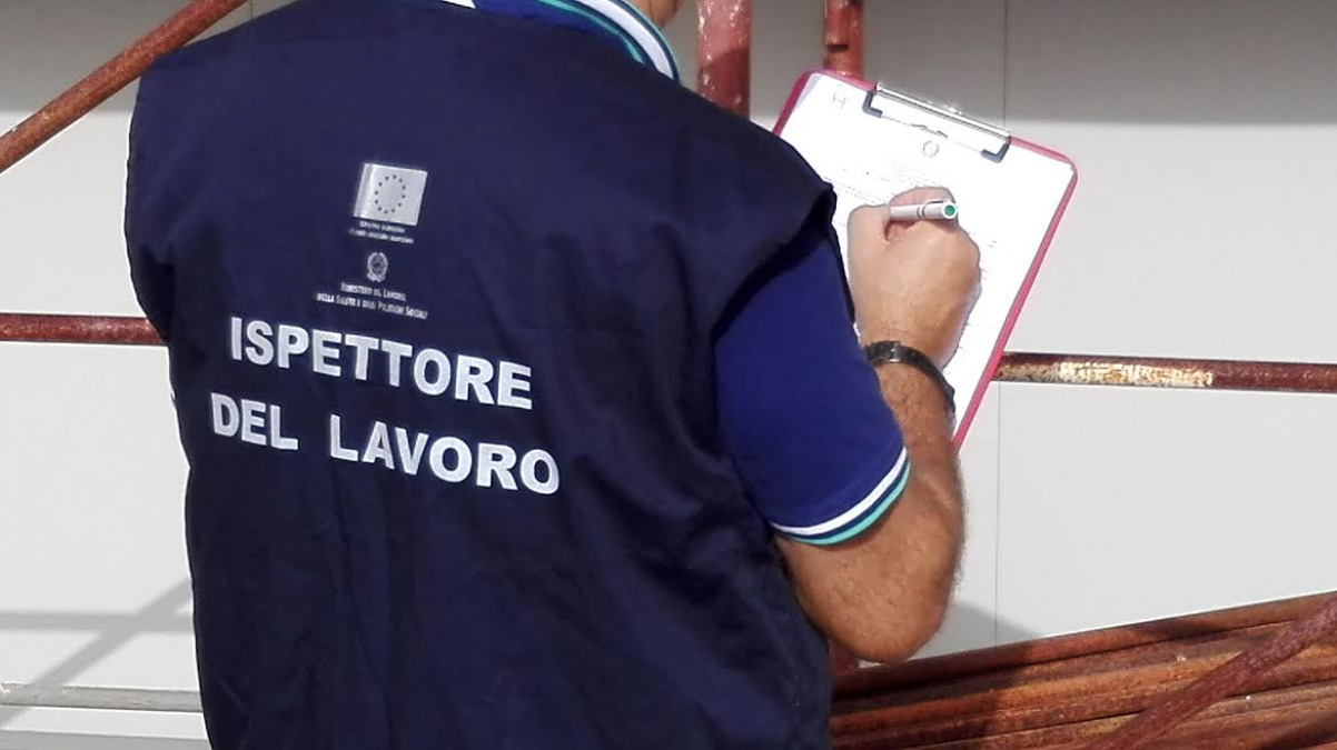 Santa Maria di Licodia: controlli scoprono cibo scaduto, lavoratori in nero e sanzioni per oltre 33mila euro - 