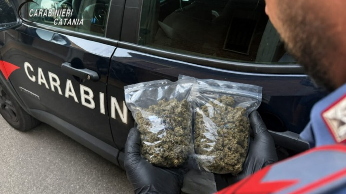 Catania: arrestato pusher 30enne, sequestrati 60 g di marijuana sotto il sedile - 