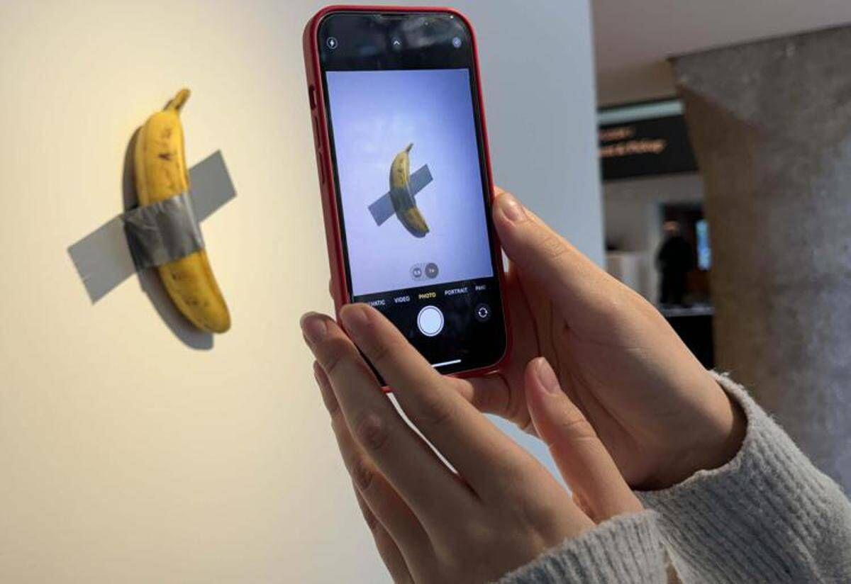 La banana di Cattelan sparisce ancora, rubata dal museo Pompidou-Metz in Francia - 
