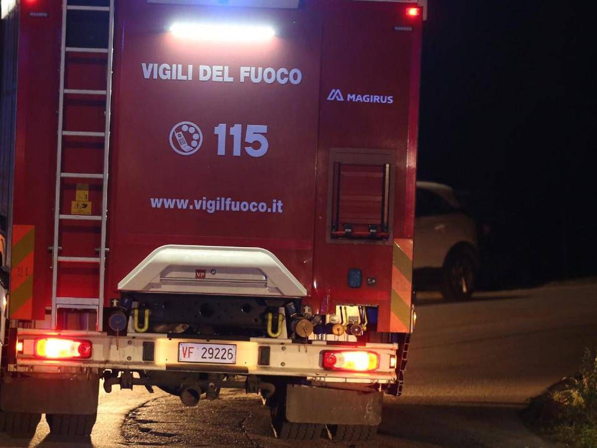 Trieste, incendio in un palazzo: muore una 77enne, sei intossicati in ospedale. Ipotesi sigaretta lasciata accesa - 