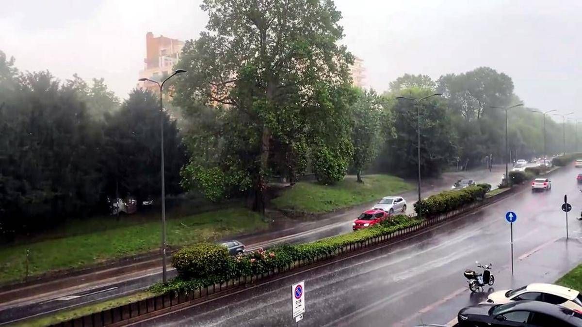 Bomba d'acqua a Milano: grandine, diluvio e raffiche di vento - 