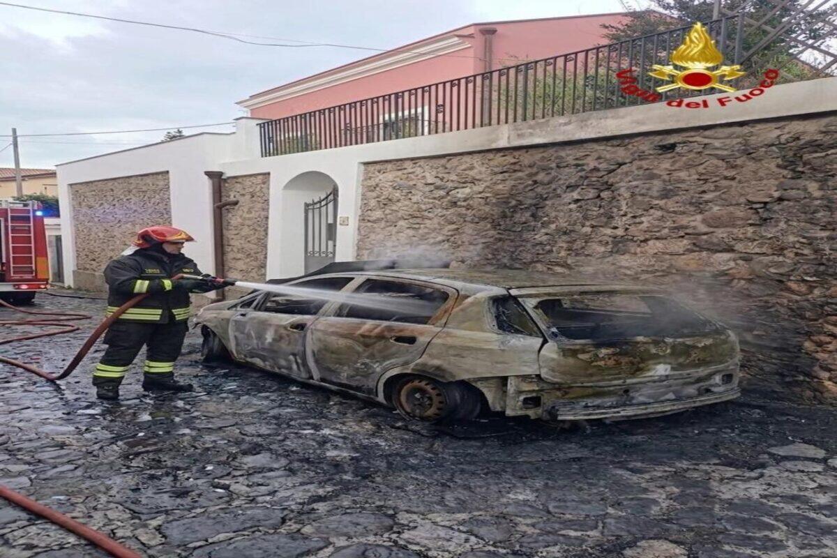 Incendio di un'auto a Milazzo, tempestivo intervento dei Vigili del Fuoco di Messina - 