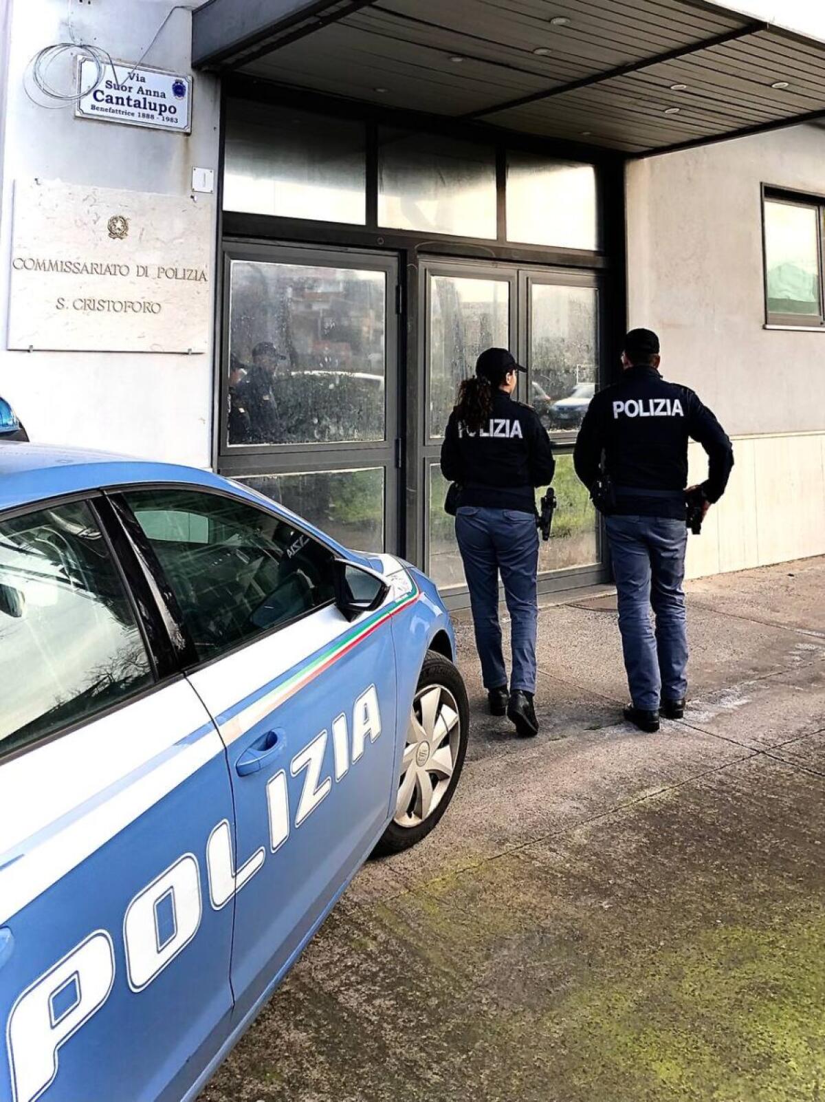 Polizia di Catania sospende attività di bar per legami con pregiudicati - 