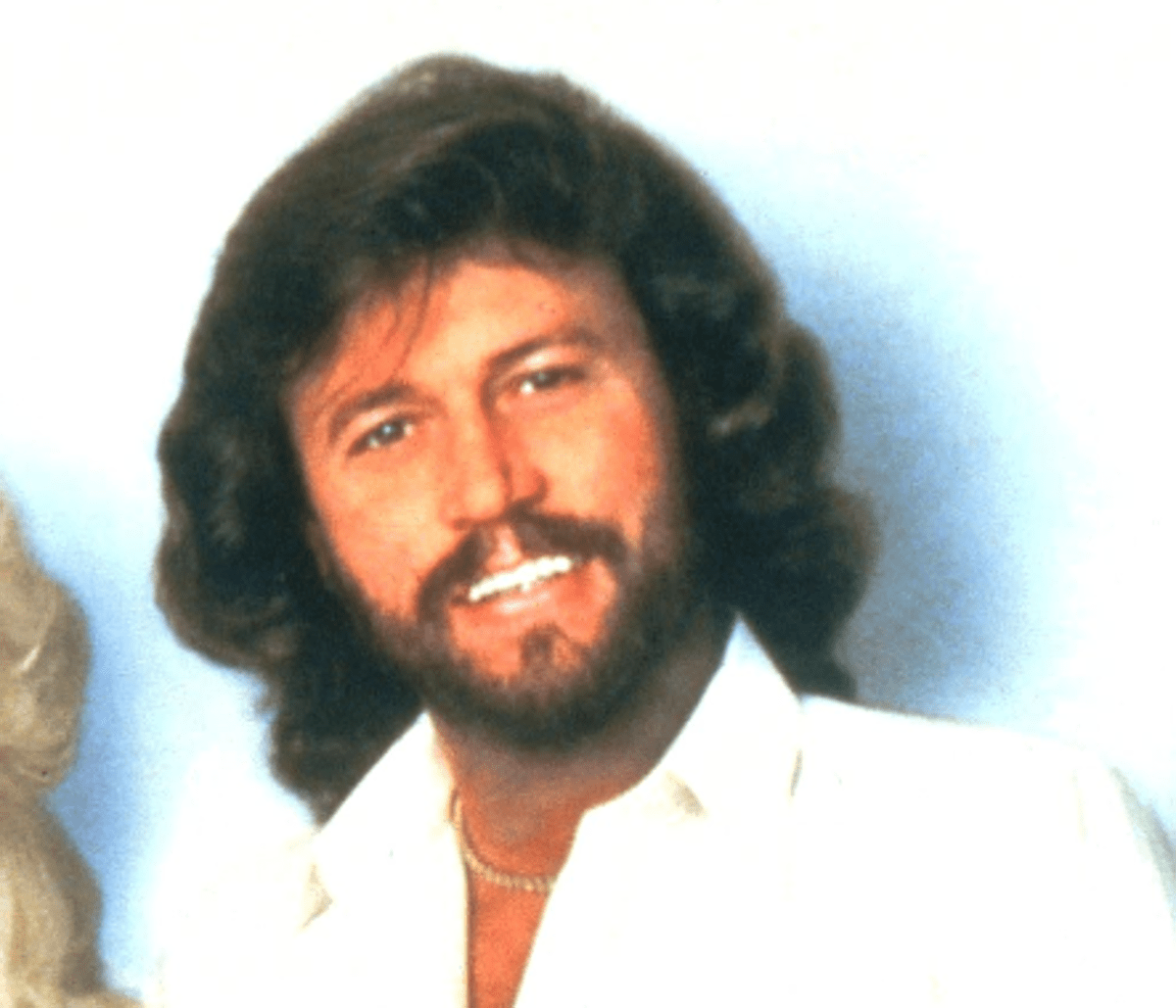 Barry Gibb vittima di fake new, i fan piangono (per errore) l'ultimo Bee Gees ancora in vita - 