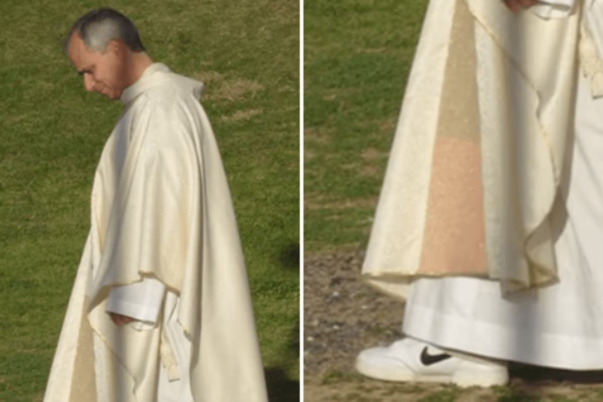 Papa Leone XIV indossa le Nike, sotto la veste sacra spuntano le sneakers: la foto virale - 