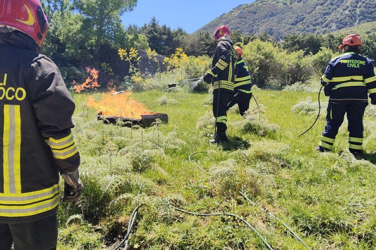 Esercitazioni sui Rischi di Incendio: Impegno dei Vigili del Fuoco e del Volontariato in Sicilia - 