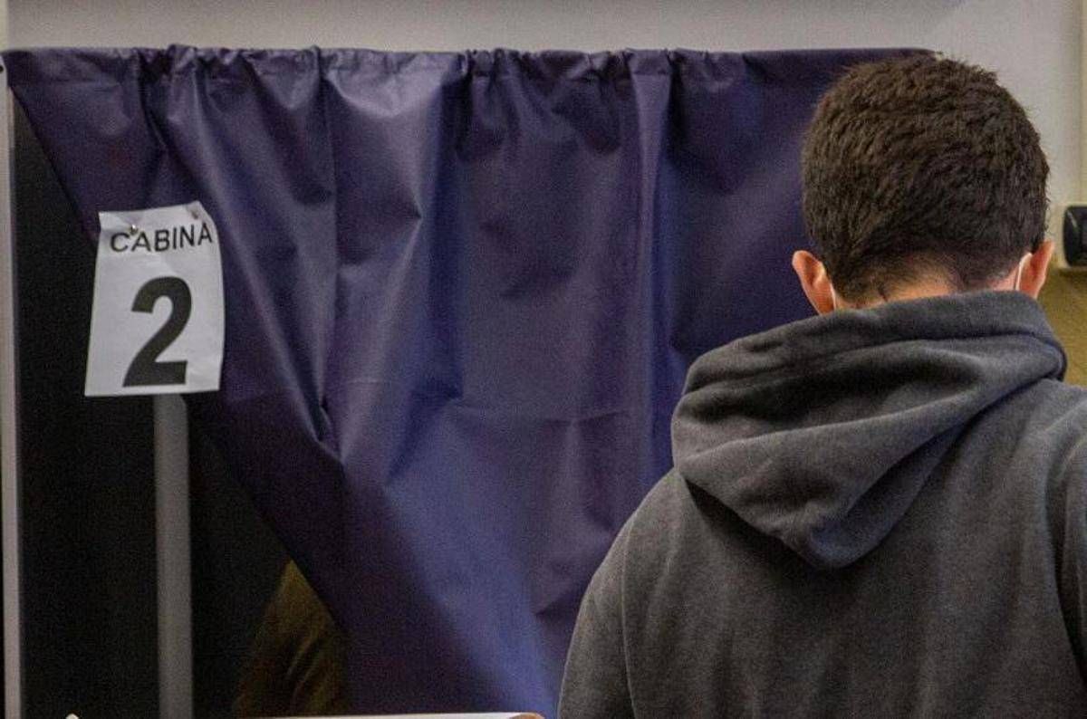 Sondaggio politico: Fratelli d'Italia in calo, Pd sale, cresce l'astensione - 