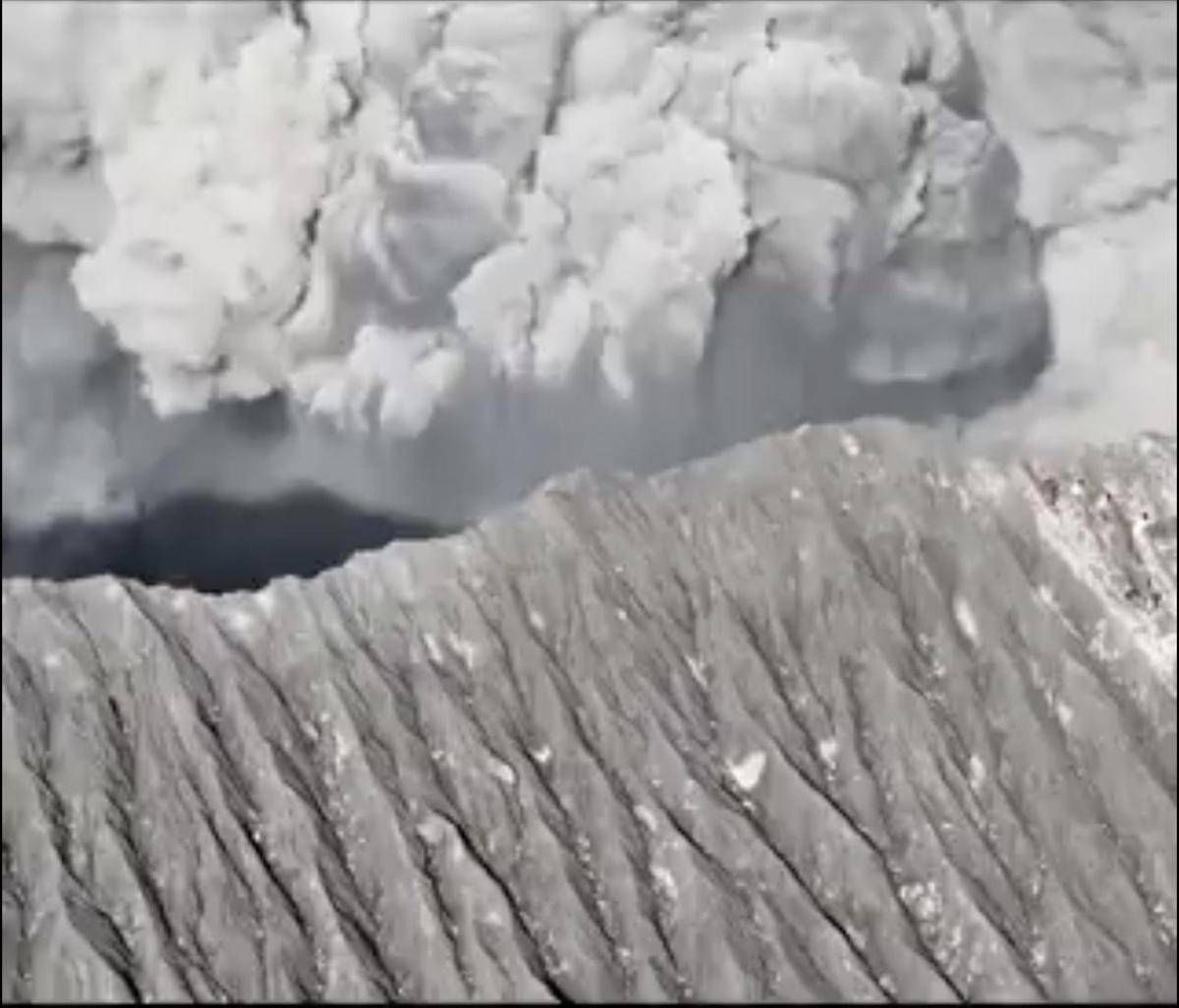 Vulcano erutta in Indonesia, muoiono tre escursionisti sul monte Dukono - 