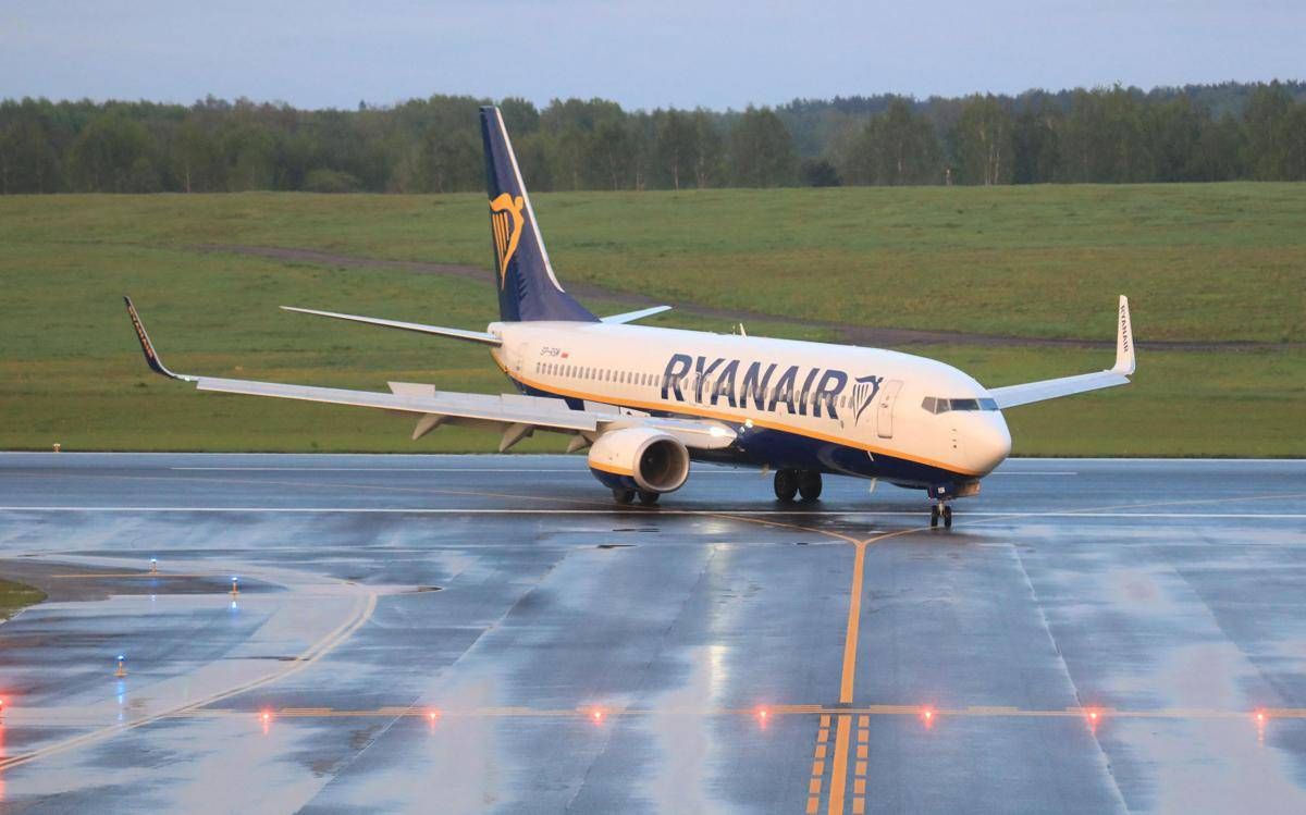 Passeggero ubriaco su un volo Ryanair, l'aereo è costretto a un atterraggio di emergenza - 