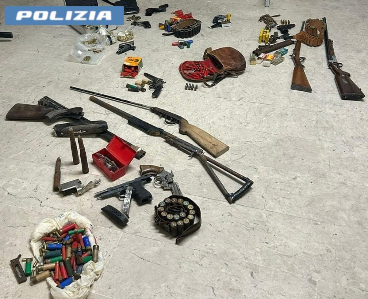 <p><strong>Polizia di Catania sequestra ingenti arsenali durante operazione ad Adrano</strong></p> - 