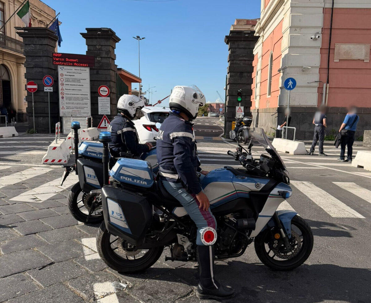Polizia di Catania garantisce sicurezza durante l'arrivo di 15.000 turisti da crociera - 
