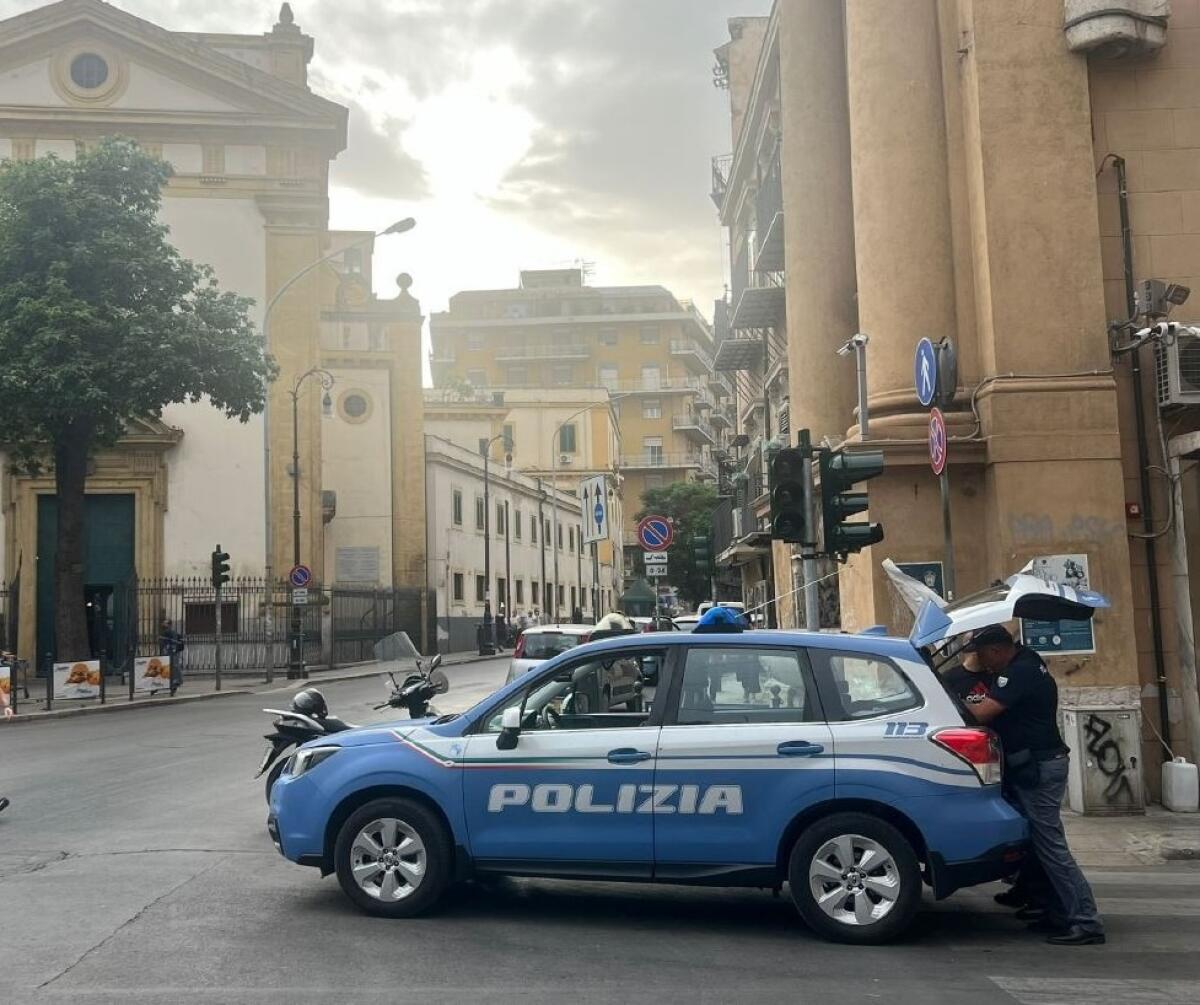 Polizia di Palermo arresta un aggressore e sequestra un machete durante i controlli nel centro storico - 