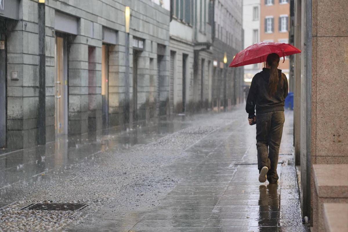 Maltempo diffuso e giù le temperature, poi torna il sole: le previsioni meteo - 