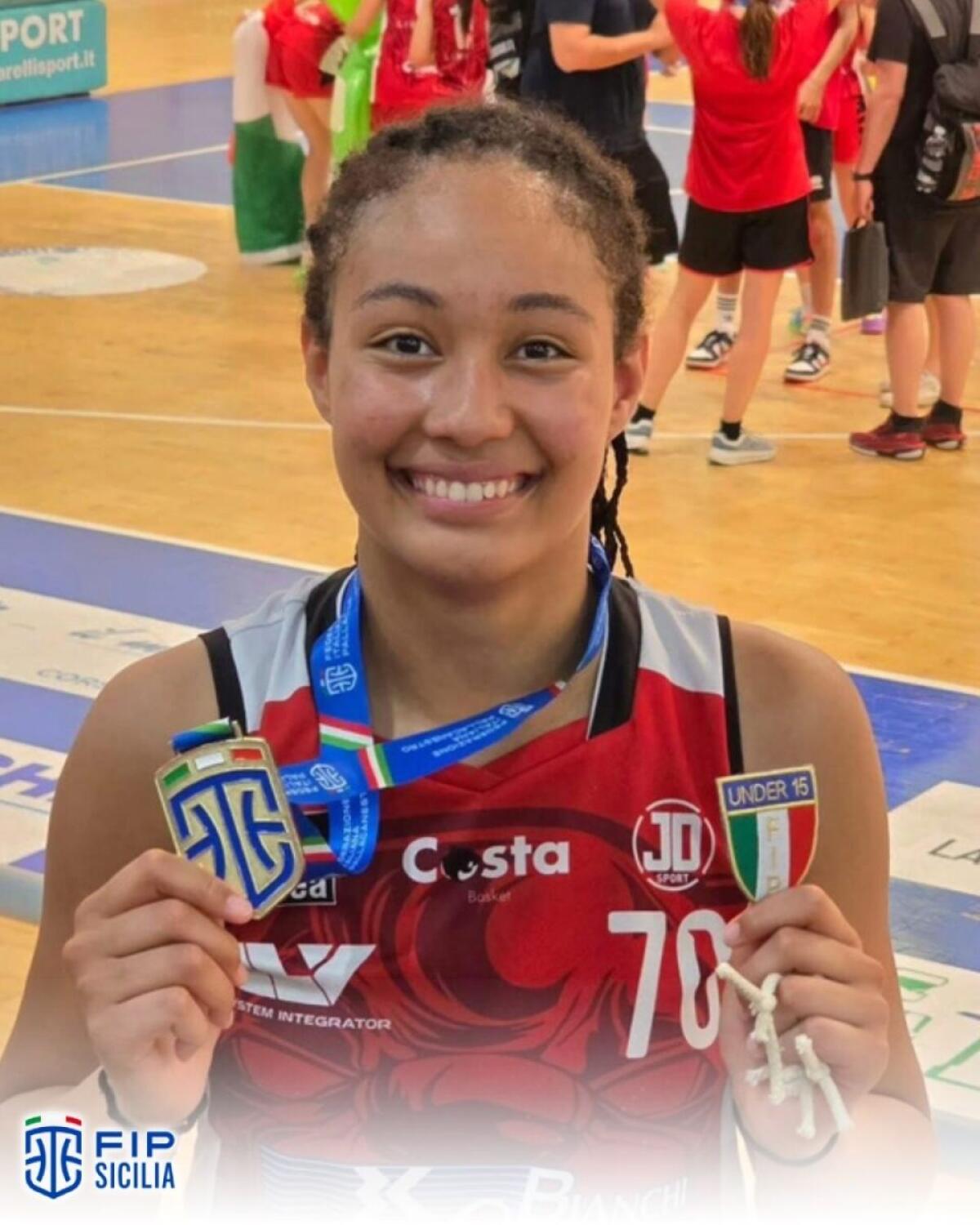 Fatim Toure, campionessa d'Italia Under-15 con il Basket Costa Masnaga, celebra un trionfo nel FIP Pallacanestro - 