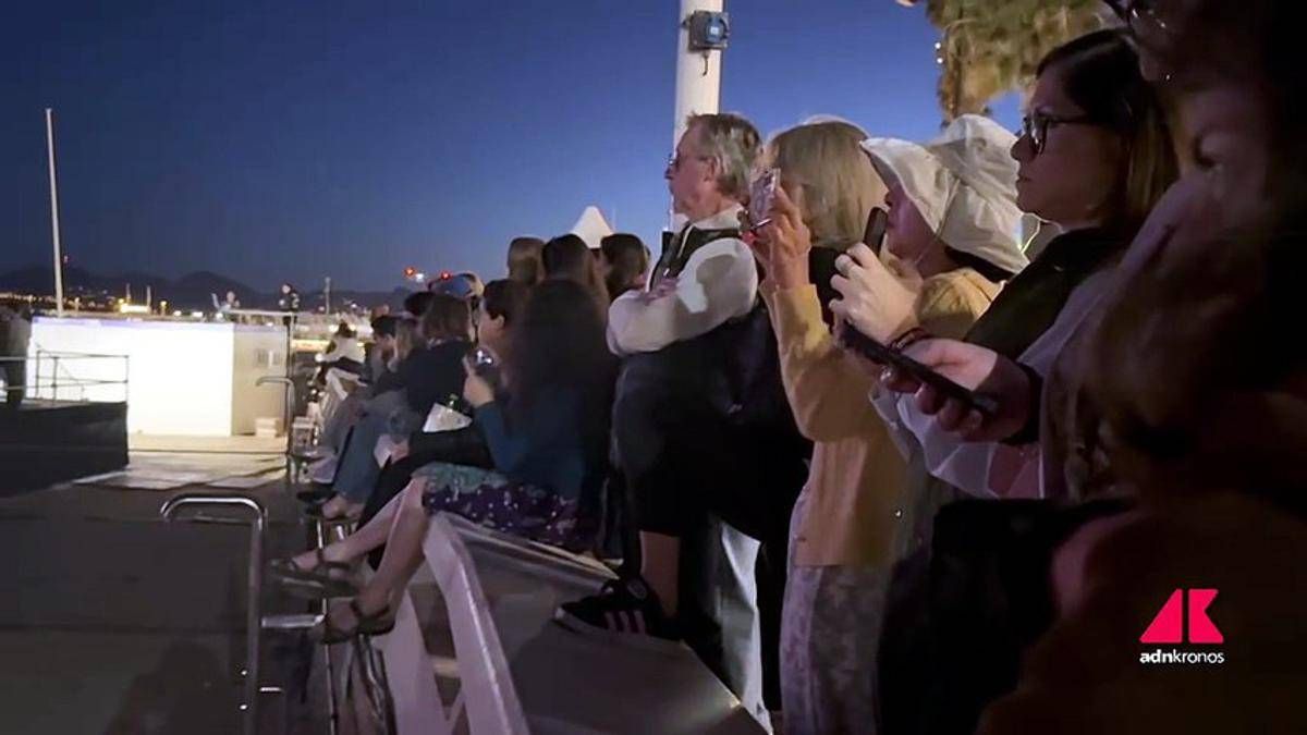 Cannes, ‘Top Gun’ compie 40 anni: spiaggia affollata per proiezione speciale - 
