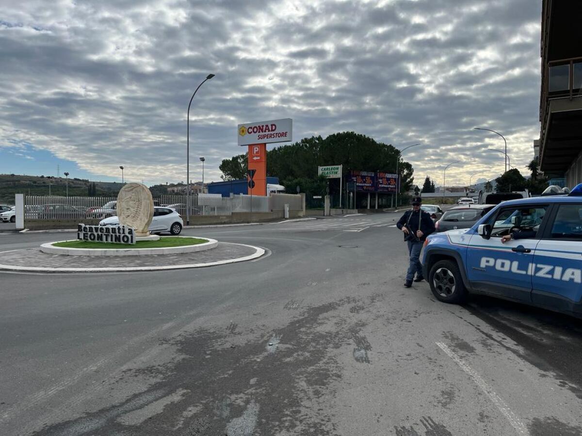 Controlli della Polizia a Siracusa: 251 persone identificate e sicurezza potenziata durante i festeggiamenti a Lentini - 