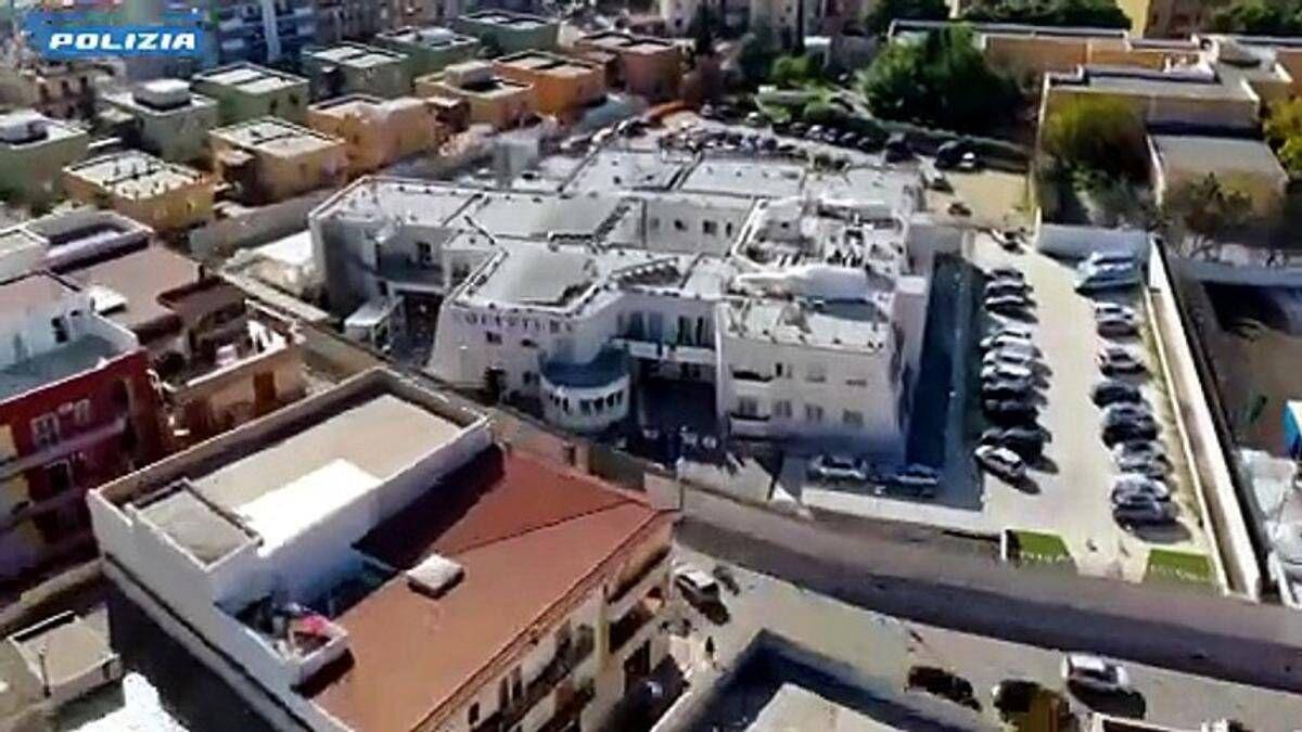 Foggia, nel bunker segreto una piantagione di marijuana: 5 arresti - 