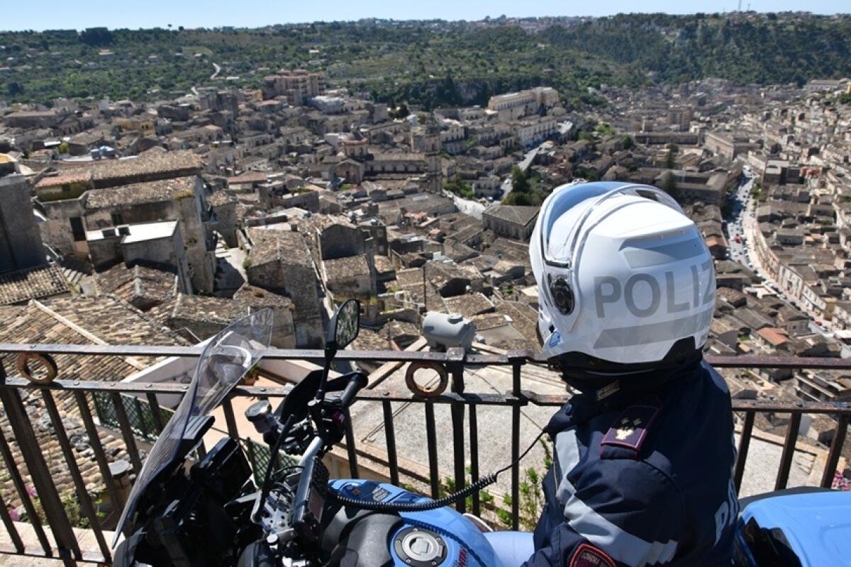 Polizia di Ragusa applica braccialetto elettronico a uomo pregiudicato per maltrattamenti in famiglia - 