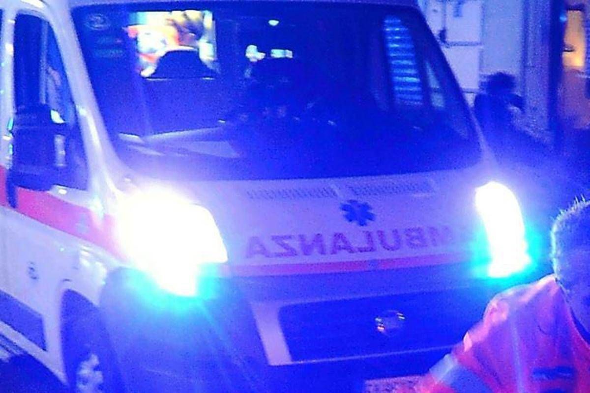 Auto contro un palo a Massa, 19enne morto carbonizzato