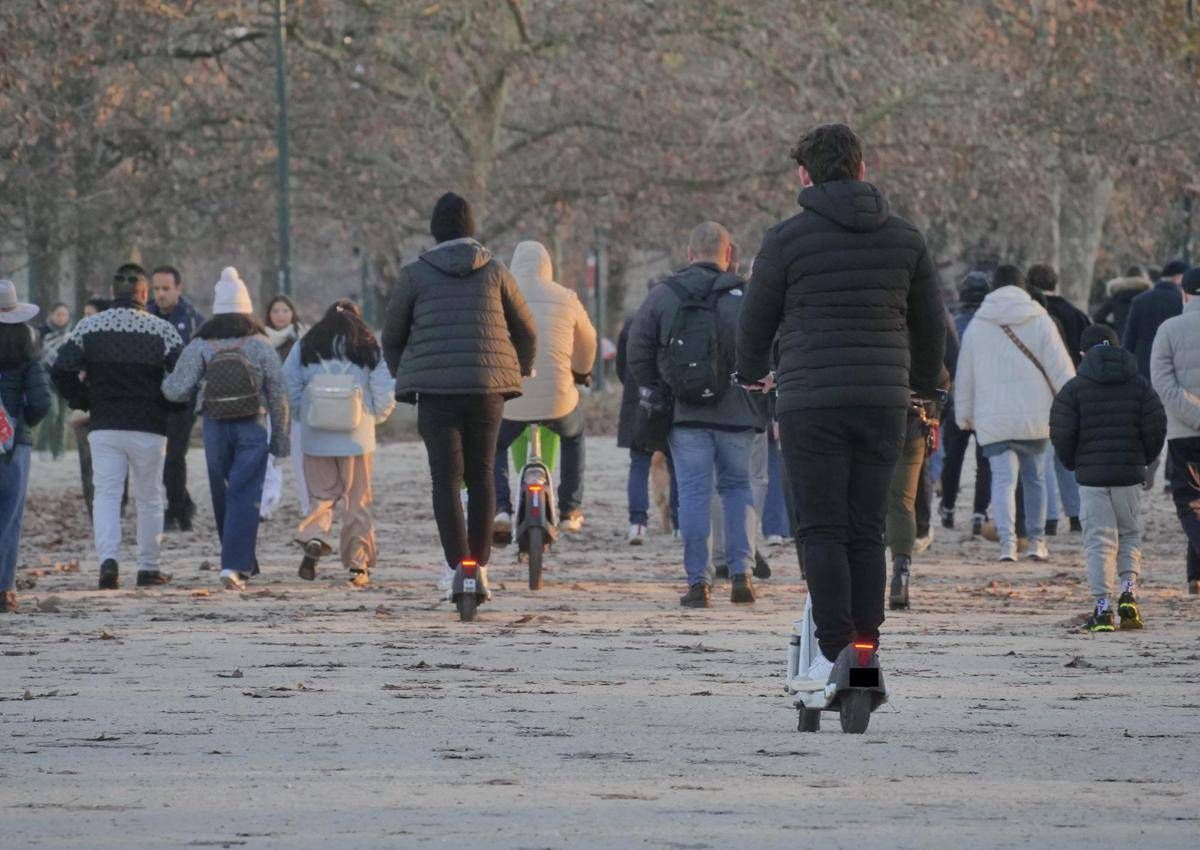 Monopattini elettrici, conto alla rovescia per l'obbligo di targa: la scadenza e le multe, cosa fare - 