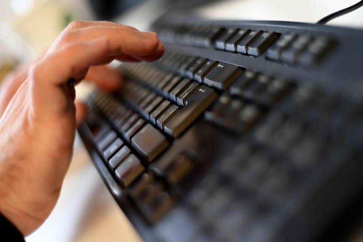 "Vai nella camera a gas", insulti choc sui social a una prof dell'università di Pisa: denunciato 40enne - 