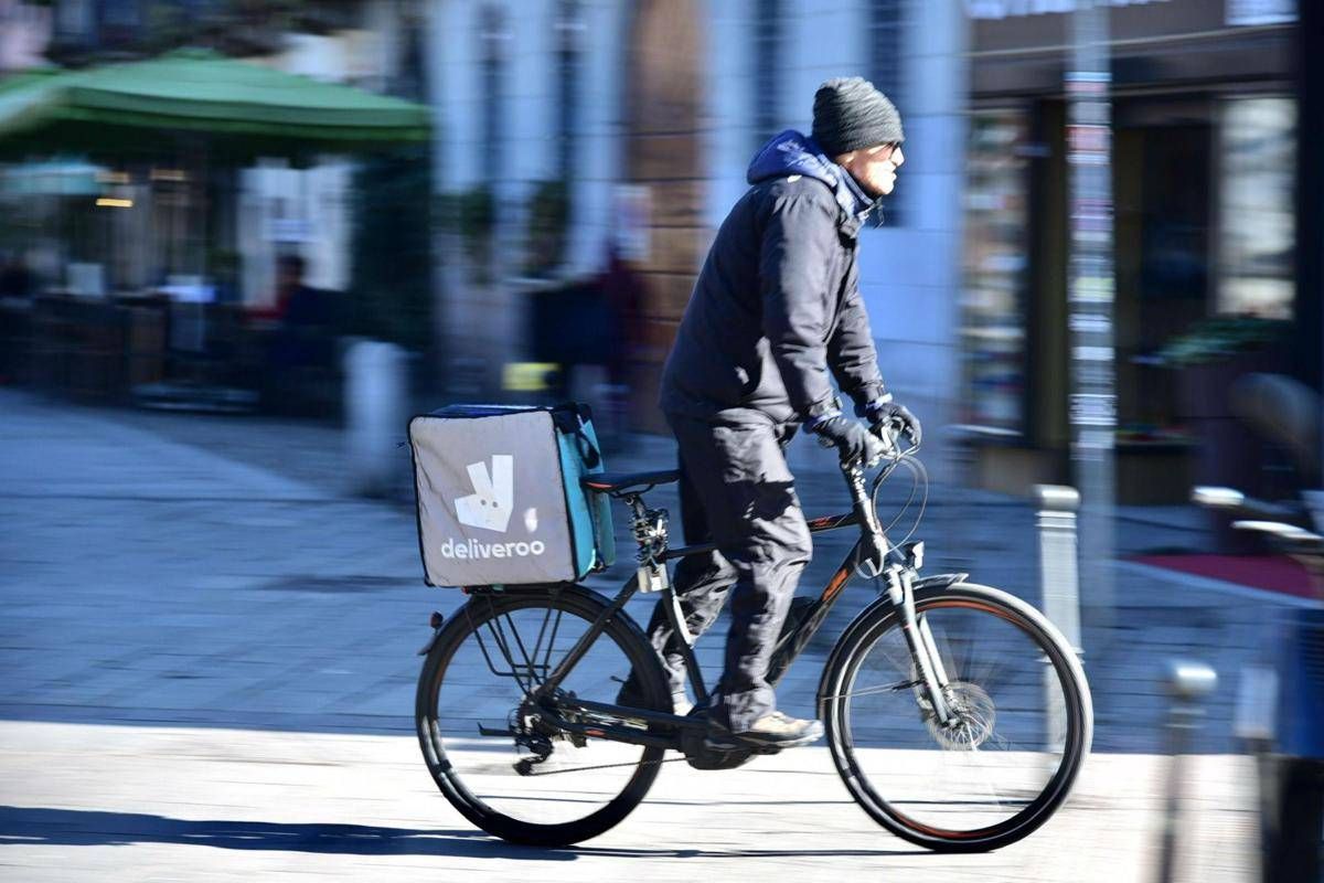 Rider, istruttoria Antitrust su Glovo e Deliveroo per info ingannevoli - 