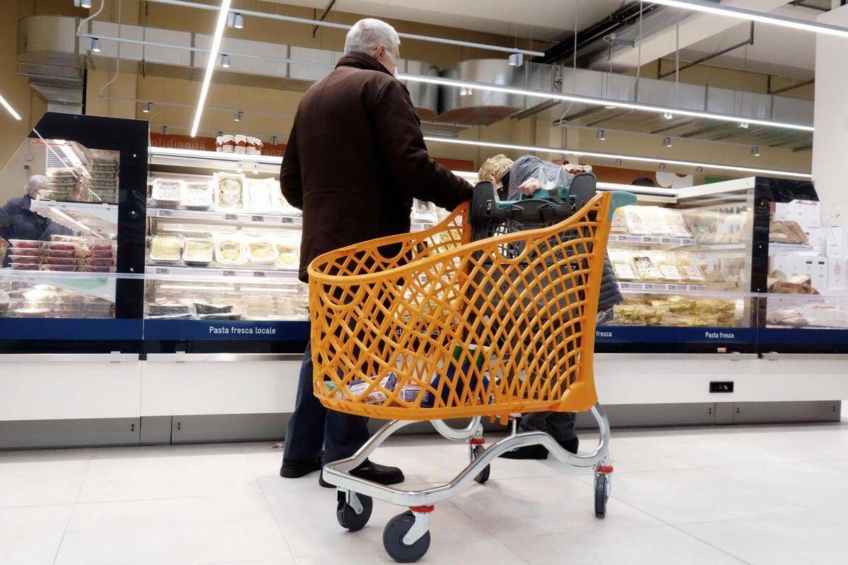 Eurispes, l’Italia del malessere: metà Paese pessimista e ceto medio sempre più povero - 