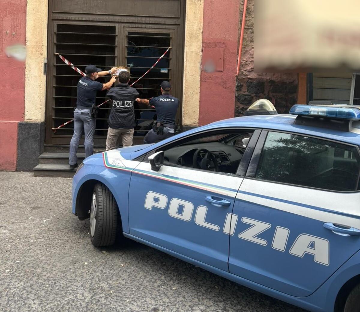 Sospensione di un locale notturno a Catania dopo una violenta rissa e un colpo di arma da fuoco, intervento della Polizia.
